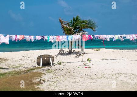 Corde à linge sur l'île de San Andres, en Colombie, connue pour sa mer des sept couleurs Banque D'Images