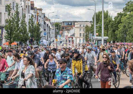 Brighton, Royaume-Uni. 29th mai 2022. Des centaines de personnes se tournent vers Dom Whiting Drum & Bass sur le vélo à Brighton des centaines de personnes se mettent en vélo et skates pendant qu'ils ont rejoint Dom Whiting dans une visite de Brighton en commençant sur le niveau de finition sur la plage. La circulation a été amenée à un stand dans toute la ville pendant que la procession a passé avec Dom DJ'ing de son vélo. Credit: @Dmoluk/Alamy Live News Banque D'Images