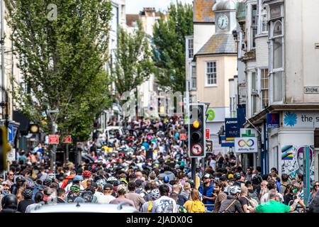 Brighton, Royaume-Uni. 29th mai 2022. Des centaines de personnes se tournent vers Dom Whiting Drum & Bass sur le vélo à Brighton des centaines de personnes se mettent en vélo et skates pendant qu'ils ont rejoint Dom Whiting dans une visite de Brighton en commençant sur le niveau de finition sur la plage. La circulation a été amenée à un stand dans toute la ville pendant que la procession a passé avec Dom DJ'ing de son vélo. Credit: @Dmoluk/Alamy Live News Banque D'Images