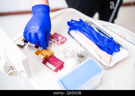 Instrument dentaire de prélèvement manuel chez le dentiste en clinique de stomatologie. Des outils de dentiste professionnels. Banque D'Images