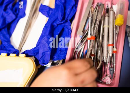 Instrument dentaire de prélèvement manuel chez le dentiste en clinique de stomatologie. Des outils de dentiste professionnels. Banque D'Images