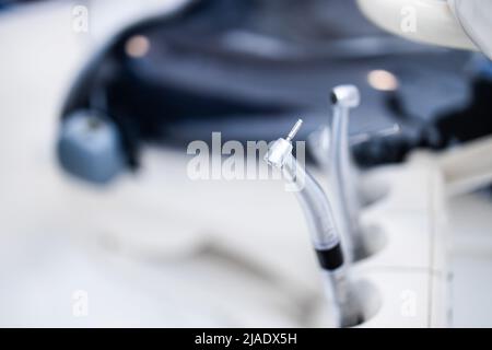 Instrument dentaire en clinique de stomatologie. Fermez l'air comprimé de la buse. Des outils de dentiste professionnels. Mise au point sélective. Banque D'Images