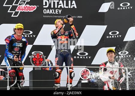 Mugello, Italie. 29th mai 2022. Le podium Moto2 Pedro Acosta SPA Red Bull KTM Ajo KALEX (première place), Joe Roberts USA Italtrans Racing Team KALEX (deuxième place) et USA Italtrans Racing Team KALEX (deuxième place), Et ai Ogura JPN IDEMITSU Honda Team Asia KALEX lors de Gran Premio dâ&#X80;&#x99;Italia Oakley Race Moto2, Moto3, MotoGP World Championship à Mugello, Italie, mai 29 2022 crédit: Independent photo Agency/Alay Live News Banque D'Images