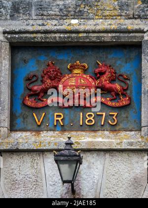 Les armoiries royales du Royaume-Uni exposées au château de Hurst à Milford-on-Sea, Hampshire, Angleterre, Royaume-Uni. Banque D'Images