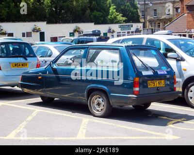 Un modèle bleu à trois roues 1990s reliant Robin Mk2 SLX a garé dans une place de stationnement pour handicapés dans un parking à Glastonbury, Somerset, Angleterre, Royaume-Uni. Banque D'Images