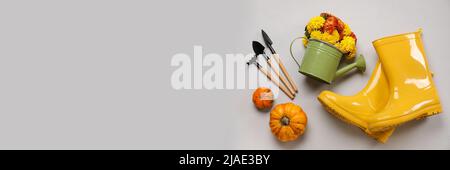 Ensemble d'outils de jardinage, fleurs et citrouilles sur fond clair avec espace pour le texte, vue de dessus Banque D'Images