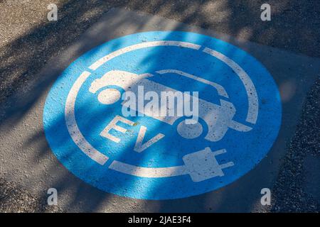 Gros plan d'un symbole de station de charge rapide EV de véhicules électriques peint sur le trottoir, Vancouver, Colombie-Britannique, Canada Banque D'Images