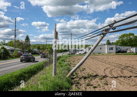 Saint Hippolyte, Canada. 24th mai 2022. Un poste électrique est tombé près du chemin des Hautes. La tempête du 21st mai dans la province de Québec a laissé derrière elle une piste de destruction. Les météorologues appellent cela un derecho, une tempête de vent généralisée, longue durée et en ligne droite. Dans la municipalité de Saint-Hippolyte, 45km au nord de Montréal, plus de 2000 000 personnes ont perdu de l'électricité dans la région du lac Achigan. Dans la province, il croyait que plus de 400 000 personnes avaient perdu le pouvoir. Hydro-Québec s'efforce de réapprovisionner la région en électricité. (Photo de Giordanno Brumas/SOPA Images/Sipa USA) crédit: SIPA USA/Alay Live News Banque D'Images