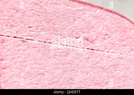 laine minérale ou laine de verre de couleur rose ou rouge dans l'emballage, mise au point sélective Banque D'Images