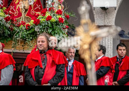 Montréal, Canada. 22nd mai 2022. Les détenteurs de la statue attendent le début de la procession. En cinquante-quatre ans d'histoire, les célébrations louant le Seigneur Saint-Christ des miracles, à Montréal, ont été célébrées différemment par la communauté du petit Portugal et à des dates différentes. Maintenant, en raison de la réouverture, Mission Santa Cruz Church peut enfin mener sa procession avec ferveur et religiosité. L'image de l'Ecco Homo a mené la procession à Montréal suivie d'une foule de 5000 fidèles. (Photo de Giordanno Brumas/SOPA Images/Sipa USA) crédit: SIPA USA/Alay Live News Banque D'Images