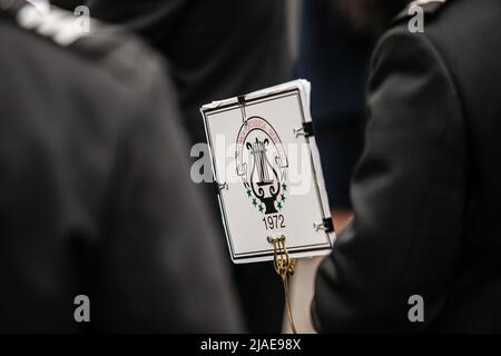 Montréal, Canada. 22nd mai 2022. Le groupe prépare la présentation. En cinquante-quatre ans d'histoire, les célébrations louant le Seigneur Saint-Christ des miracles, à Montréal, ont été célébrées différemment par la communauté du petit Portugal et à des dates différentes. Maintenant, en raison de la réouverture, Mission Santa Cruz Church peut enfin mener sa procession avec ferveur et religiosité. L'image de l'Ecco Homo a mené la procession à Montréal suivie d'une foule de 5000 fidèles. (Photo de Giordanno Brumas/SOPA Images/Sipa USA) crédit: SIPA USA/Alay Live News Banque D'Images