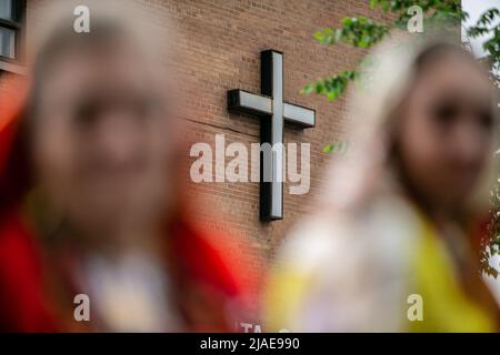 Montréal, Canada. 22nd mai 2022. Le détail de la croix entre deux cortèques. En cinquante-quatre ans d'histoire, les célébrations louant le Seigneur Saint-Christ des miracles, à Montréal, ont été célébrées différemment par la communauté du petit Portugal et à des dates différentes. Maintenant, en raison de la réouverture, Mission Santa Cruz Church peut enfin mener sa procession avec ferveur et religiosité. L'image de l'Ecco Homo a mené la procession à Montréal suivie d'une foule de 5000 fidèles. (Photo de Giordanno Brumas/SOPA Images/Sipa USA) crédit: SIPA USA/Alay Live News Banque D'Images