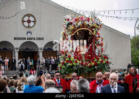 Montréal, Canada. 22nd mai 2022. La statue de l'Ecco Homo est portée pendant la procession. En cinquante-quatre ans d'histoire, les célébrations louant le Seigneur Saint-Christ des miracles, à Montréal, ont été célébrées différemment par la communauté du petit Portugal et à des dates différentes. Maintenant, en raison de la réouverture, Mission Santa Cruz Church peut enfin mener sa procession avec ferveur et religiosité. L'image de l'Ecco Homo a mené la procession à Montréal suivie d'une foule de 5000 fidèles. (Photo de Giordanno Brumas/SOPA Images/Sipa USA) crédit: SIPA USA/Alay Live News Banque D'Images