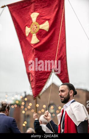 Montréal, Québec, Canada. 22nd mai 2022. Un homme tient le drapeau de croix pendant la procession. En cinquante-quatre ans d'histoire, les célébrations louant le Seigneur Saint-Christ des miracles, à Montréal, ont été célébrées différemment par la communauté du petit Portugal et à des dates différentes. Maintenant, en raison de la réouverture, Mission Santa Cruz Church peut enfin mener sa procession avec ferveur et religiosité. L'image de l'Ecco Homo a mené la procession à Montréal suivie d'une foule de 5000 fidèles. (Credit image: © Giordanno Brumas/SOPA Images via ZUMA Press Wire) Banque D'Images