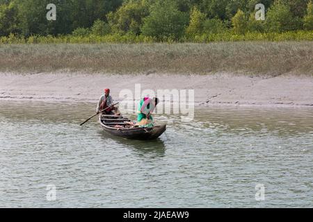 Sundarban, Bengale occidental, Inde - 27 décembre 2021 : bateau de pêche aux sundarbans Banque D'Images