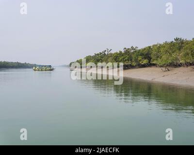 Sundarban, Bengale-Occidental, Inde - 27 décembre 2021: Bateau traversant la rivière au parc national de sundarbans Banque D'Images