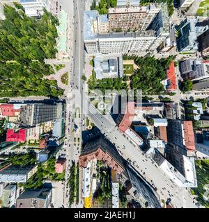 Avec vue sur la ville aérienne croisée des chemins, les routes, les maisons, les bâtiments, les parcs et les terrains de stationnement. Copter hélicoptère drone abattu. Grand angle panoramique image. Banque D'Images