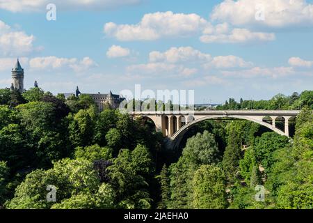 Luxembourg, mai 2022. Pont Adolphe. Pont en pierre du début de 1900s avec une vue pittoresque d'en haut et un parc paisible à son pied. Banque D'Images