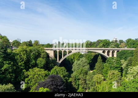 Luxembourg, mai 2022. Pont Adolphe. Pont en pierre du début de 1900s avec une vue pittoresque d'en haut et un parc paisible à son pied. Banque D'Images