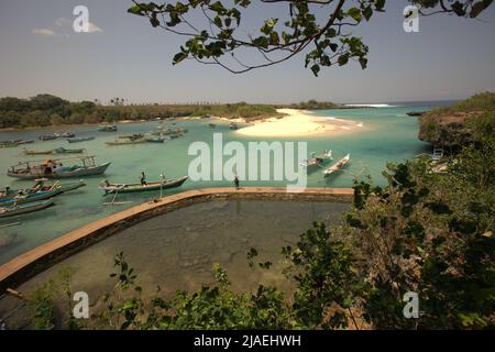 Un pêcheur debout sur un sentier en béton sur la plage de pêche de Pero dans le village de Pero Batang, Kodi, Southwest Sumba, East Nusa Tenggara, Indonésie. Banque D'Images