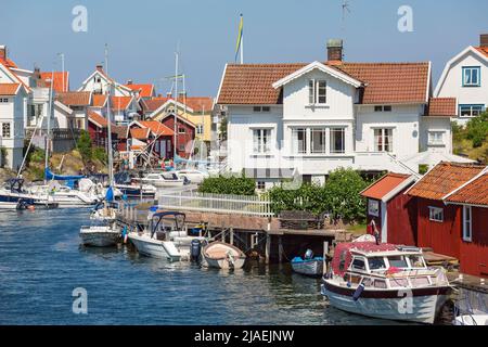 Bateaux et maisons dans un étroit canal de mer à la côte Banque D'Images