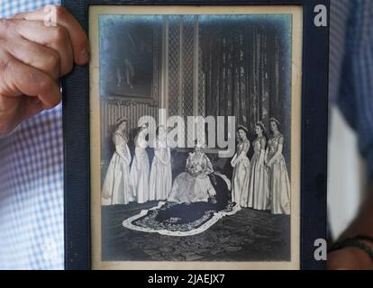 Rory Campbell, chez lui à Randalstown, Co. Antrim, tenant une photo de sa mère, Lady Moyra Campbell (à gauche), avec la reine Elizabeth II le jour du couronnement. La robe Lady Campbell portait sera exposée dans le cadre d'une exposition spéciale de jubilé de diamants au château d'Enniskillen. Date de la photo: Jeudi 26 mai 2022. Banque D'Images