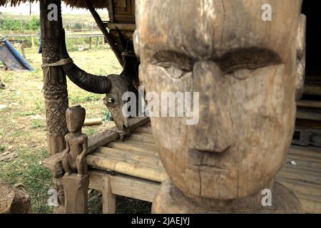 Sculptures en bois sous forme de figure humaine à Pero, Pero Batang villlage, Kodi, Sumba Sud-Ouest, Nusa Tenggara est, Indonésie. Banque D'Images