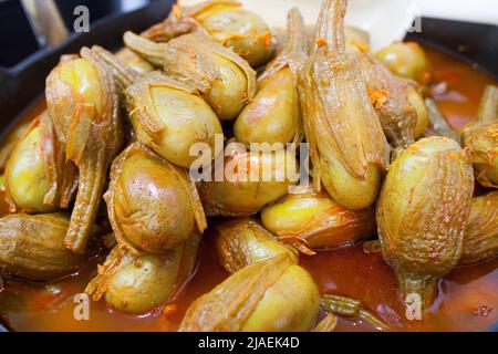 Aubergines marinées Almagro. Panier en plastique en forme d'en-cas marinés délicieux Banque D'Images