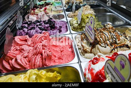 Berlin, Allemagne. 24th mai 2022. Divers types de glaces en plateau sont proposés dans le salon de glace 'Eiskultur' de Schöneweide. La glace et le sorbet font partie de l'été pour de nombreux Allemands. Chaque année, de nouvelles saveurs sont proclamées une tendance. Cependant, beaucoup préfèrent coller aux saveurs classiques de la vanille, du chocolat et de la fraise. (Vers dpa : « tendances de la pêche 22 : chapeaux de pêche, chaussons ? ») Credit: Jens Kalaene/dpa/Alamy Live News Banque D'Images