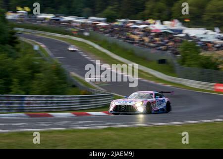 28 mai 2022, Rhénanie-Palatinat, Nürburg: La Mercedes AMG GT3 de Mercedes-AMG Team GetSpeed Maro Engel, Jules Gounon et Daniel Juncadella passent la section 'Brünnchen' de la course du Nürburgring 24h. Pour la première fois, la course a lieu de nouveau, en grande partie sans exigences de Corona. Photo: Thomas Frey/dpa Banque D'Images