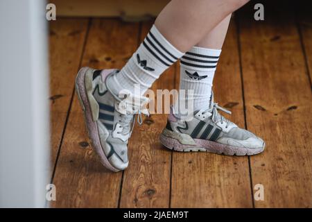 Berlin, Allemagne. 27th mai 2022. Les chaussettes adidas sont portées dans les sneakers adidas. Des chaussettes courtes ont été dedans pendant des années. Cette année, toute personne qui pense n'importe quoi d'elle-même porte plus de tissu avec des shorts à nouveau. (Pour dpa, « tendances de l'année 22 : chapeaux de pêcheur à l'intérieur, chaussettes à l'extérieur ? ») Credit: Kira Hofmann/dpa-Zentralbild/dpa/Alay Live News Banque D'Images