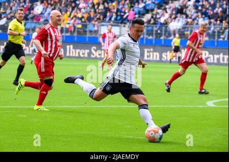 Hambourg, Allemagne. 28th mai 2022. Football : événement caritatif « All-Stars for Ukraine », avec le match « Hamburg & the World » contre « FB All-Stars » au Volksparkstadion. Piotr Trochowski, ancien footballeur allemand et joueur de la 'DFB All-Stars', en action. Credit: Jonas Walzberg/dpa/Alay Live News Banque D'Images