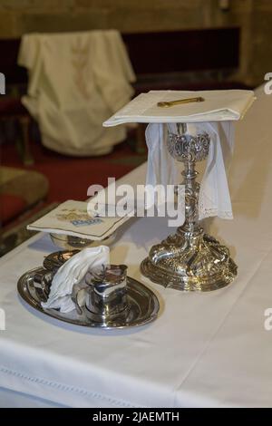 Plasencia, Espagne - 21h mai 2022 : calice, vin, pichet à eau et pyx à l'église Saint-Nicolas, Plasencia, Caceres, Estrémadure, Espagne Banque D'Images