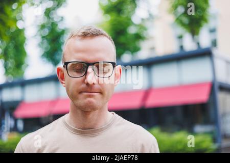 Heureux homme africain dans les verres se trouve au cafe table looking at camera, cheerful black student étudiant avec réserve en coffee house, smiling bu Banque D'Images