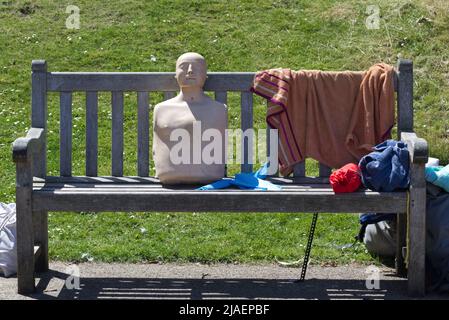 mannequin de sauvetage assis sur un banc. Banque D'Images