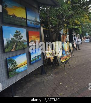 Peintures en toile à vendre dans différentes tailles. Un grand nombre de jeunes artistes ont exposé leur peinture. Ces peintures sont vendues dans la rue à côté du Musée national de Colombo. Sri Lanka. Banque D'Images