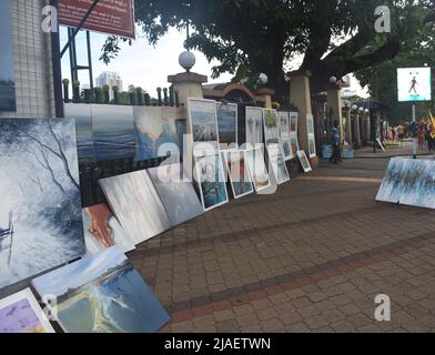 Peintures en toile à vendre dans différentes tailles. Un grand nombre de jeunes artistes ont exposé leur peinture. Ces peintures sont vendues dans la rue à côté du Musée national de Colombo. Sri Lanka. Banque D'Images