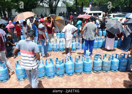 Pékin, Sri Lanka. 20th mai 2022. Les gens attendent avec des bouteilles de gaz vides à Maradana, une banlieue de Colombo, Sri Lanka, le 20 mai 2022. Crédit: Ajith Perera/Xinhua/Alamy Live News Banque D'Images