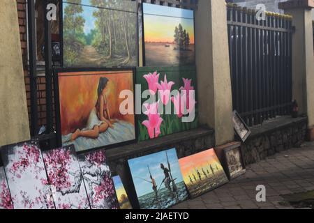 Peintures en toile à vendre dans différentes tailles. Un grand nombre de jeunes artistes ont exposé leur peinture. Ces peintures sont vendues dans la rue à côté du Musée national de Colombo. Sri Lanka. Banque D'Images