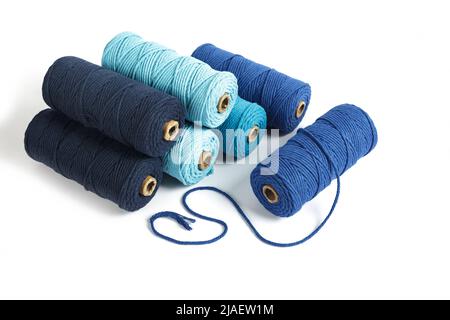 Ensemble de couleur Bleu pelote une seule rangée corde de coton pour macrame sur blanc. À utiliser pour les bricoleurs. Gros plan bobine de bobine textile Banque D'Images