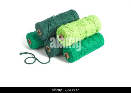 Ensemble de skein de couleur verte une seule rangée corde de coton pour macrame sur blanc. À utiliser pour les bricoleurs. Gros plan bobine de bobine textile Banque D'Images