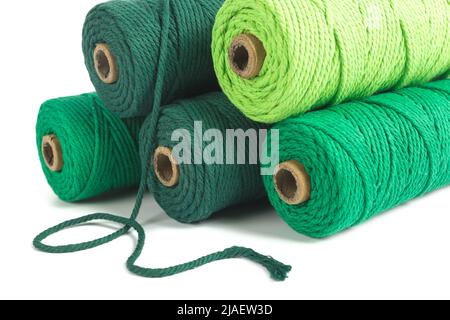 Ensemble de skein de couleur verte une seule rangée corde de coton pour macrame sur blanc. À utiliser pour les bricoleurs. Gros plan bobine de bobine textile Banque D'Images