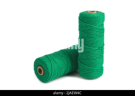 Ensemble de deux skein de couleur verte une seule rangée corde en coton pour macrame sur blanc. À utiliser pour les bricoleurs. Gros plan bobine de bobine textile Banque D'Images