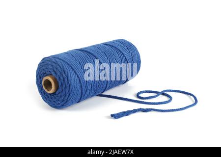 Bleu couleur pelote une seule rangée corde de coton pour macrame sur blanc. À utiliser pour les bricoleurs. Gros plan bobine de bobine textile Banque D'Images