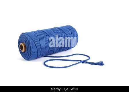 Bleu couleur pelote une seule rangée corde de coton pour macrame sur blanc. À utiliser pour les bricoleurs. Gros plan bobine de bobine textile Banque D'Images