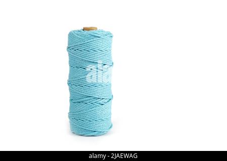 Bleu couleur pelote une seule rangée corde de coton pour macrame sur blanc. À utiliser pour les bricoleurs. Gros plan bobine de bobine textile Banque D'Images