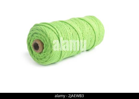 Vert couleur pelote une seule rangée corde de coton pour macrame sur blanc. À utiliser pour les bricoleurs. Gros plan bobine de bobine textile Banque D'Images