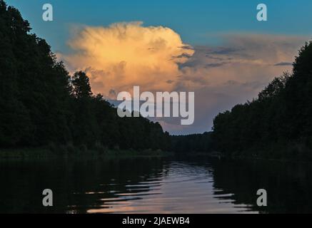 29 mai 2022, Brandebourg, Berkenbrück : sous le soleil de la soirée, un nuage brille au-dessus de la Fürstenwalde Spree, une section de la rivière Spree d'environ 400 kilomètres de long. Photo: Patrick Pleul/dpa Banque D'Images