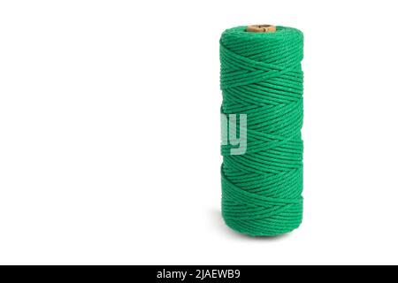 Vert couleur pelote une seule rangée corde de coton pour macrame sur blanc. À utiliser pour les bricoleurs. Gros plan bobine de bobine textile Banque D'Images