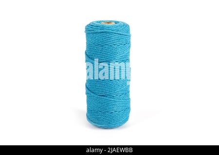 Bleu couleur pelote une seule rangée corde de coton pour macrame sur blanc. À utiliser pour les bricoleurs. Gros plan bobine de bobine textile Banque D'Images